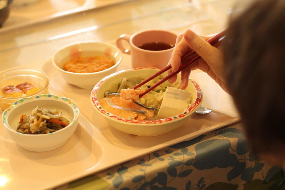 昼食は北海道の郷土料理「石狩鍋」でした（ジュネス）